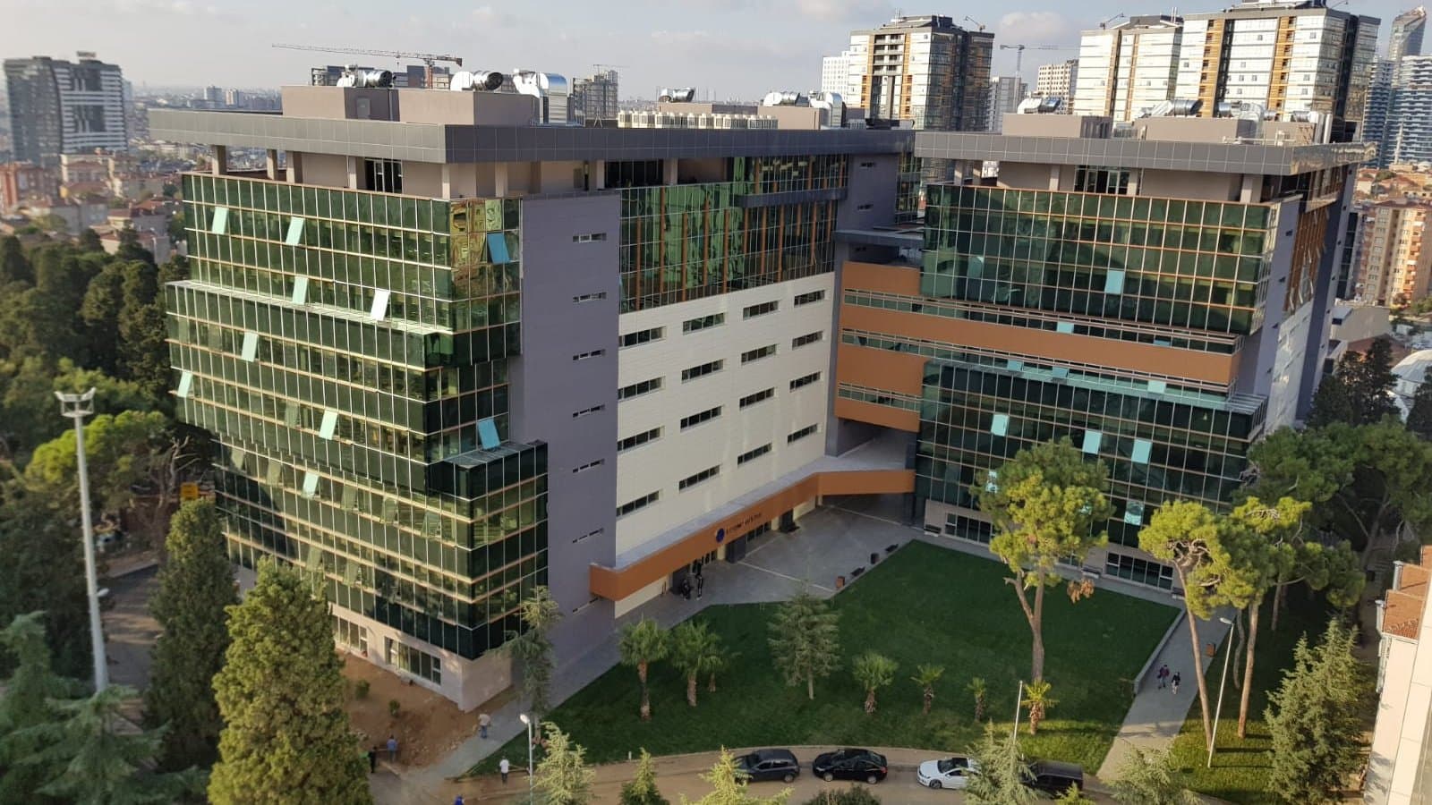 Marmara Üniversitesi Göztepe Yerleşkesi'ndeki fakülte binası — akademik personelin idari yargıdaki hak arama yollarını temsil eden görsel